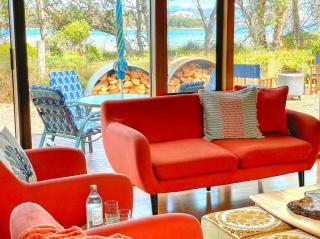 Sunset Beach Villa Beach front home situated on the Huon River Sleeps 8 - Garden Island Creek - 8
