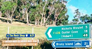 Sunset Beach Villa Beach front home situated on the Huon River Sleeps 8 - Garden Island Creek - 3
