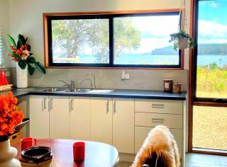 Sunset Beach Villa Beach front home situated on the Huon River Sleeps 8 - Garden Island Creek - 1
