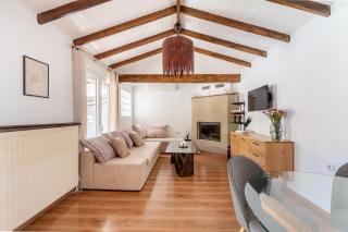 Rustic Garden Cabin - Vari - 7
