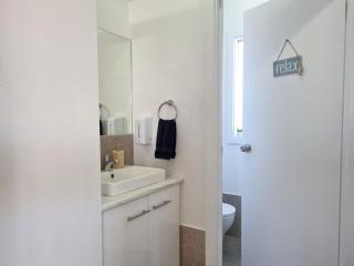 Azure Haven Holiday Home - 9