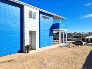 Azure Haven Holiday Home - 4