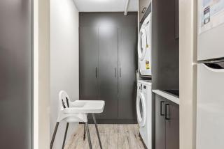 Trendy townhouse on lakes edge with lush parks - Perth - 2