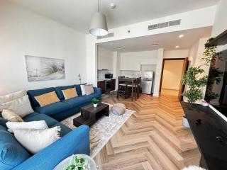 Stylish Poolside Stay Brand New Interiors - Dubai - 5