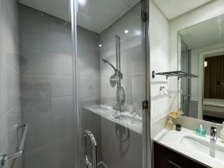 Stylish Poolside Stay Brand New Interiors - Dubai - 4