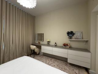 Stylish Poolside Stay Brand New Interiors - Dubai - 3