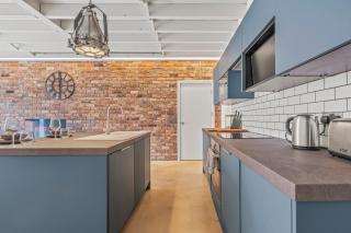 Iron Haven - Central B'ham - Luxury Apt w free parking - 6