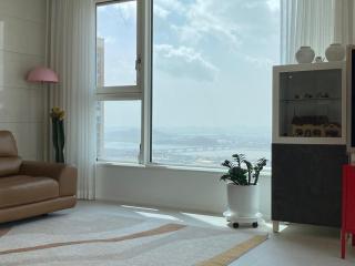 Sky lounge with Han River view, Ilsan Lake Park, KINTEX, Goyang Sports Complex, Gimpo Airport- Landmark Stay in Ilsan exclusively for foreigners - 2