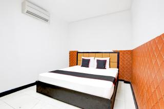 OYO 94512 Mega Inn Guest House - Tegal - 7
