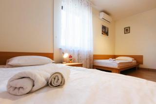 Steps from the Beach Sunny 4 Person Apartment Jurkin Number one - Jezera - 6