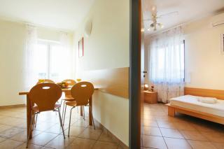 Steps from the Beach Sunny 4 Person Apartment Jurkin Number one - Jezera - 2
