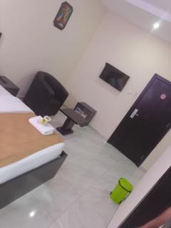 Golden Hits Hotel and Suites - Lagos - 1