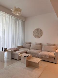 Awesome 1 Bedroom in 17 Icon Bay, Pool & Gym - 1