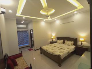 Master bed with attached bath - Islamabad - 8