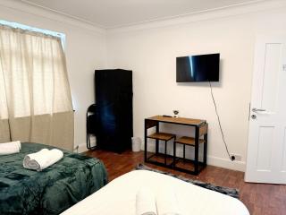 BE-1st Floor Quad Room in Wembley! - Londra - 6