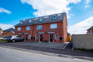 Luxury 5BDR with City Access, Free Parking and Wi-Fi - Ince-in-Makerfield - 9