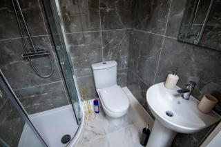 Luxury 5BDR with City Access, Free Parking and Wi-Fi - Ince-in-Makerfield - 4