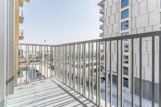 Studio with Glimpse of Burj Khalifa, Minutes from Downtown Dubai, MAG 930, Mohammad Bin Rashid City by Deluxe Holiday Homes - 3