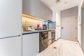 Studio with Glimpse of Burj Khalifa, Minutes from Downtown Dubai, MAG 930, Mohammad Bin Rashid City by Deluxe Holiday Homes - 2