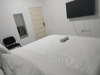 The Sterling Guest House - Adentan - 7