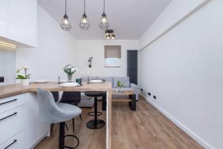 Spacious 2-Bedroom Apartment in the Center of Krakow's Kazimierz district by Noclegi Renters - Krakow - 6