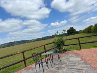 The Meadows Hut - Alvington - 1