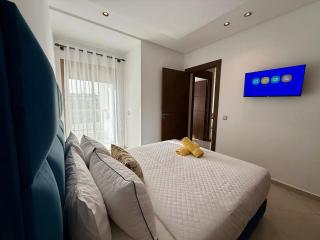 Chic & Bright Apartment - 5