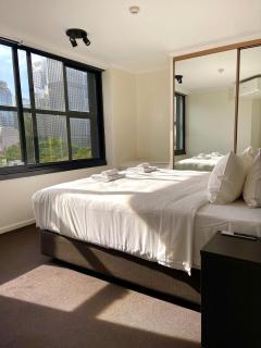 Elegant Hyde Park View Retreat With Gym & Rooftop Pool - Sydney - 6