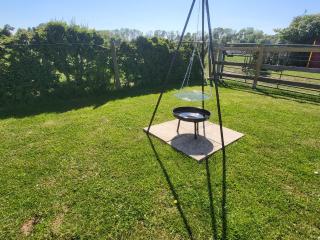 Alpaca view emperor bell tent - New Holland - 8