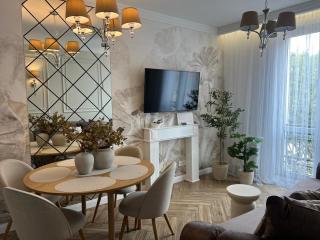 Family & Business Sauna Apartments Plac Wolności CENTRUM Downtow, - Piękny Apartament - 5 Bedroom with Private Sauna, Bath with Hydromassage, Parking, Catering Options - Kielce - 0