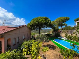 Chic Coastal Villa with Tranquil Pool - Tordera - 3