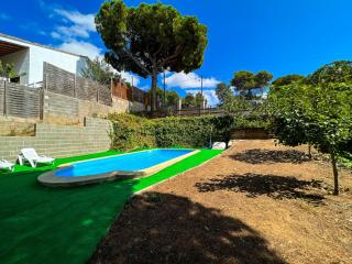 Chic Coastal Villa with Tranquil Pool - Tordera - 1