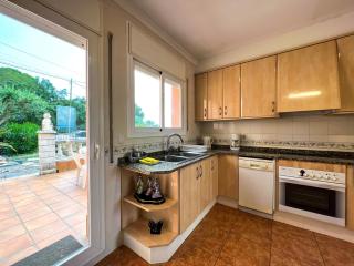 Chic Coastal Villa with Tranquil Pool - Tordera - 8