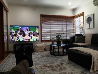 Sleeps 10 Fully renovated Firepit and pool table - Melbourne - 4