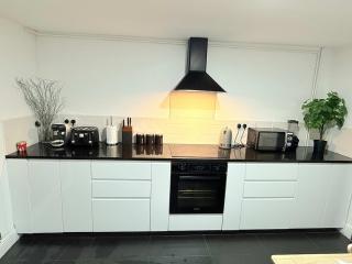 Spacious 4 Bed Cardiff House Near City Centre with Parking - Cardiff - 2