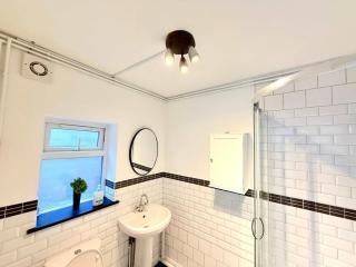 Spacious 4 Bed Cardiff House Near City Centre with Parking - Cardiff - 7