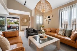 Elegant 5-bedroom apartment- 1 min walk to the beach in Bahía de Marbella - Marbella - 2