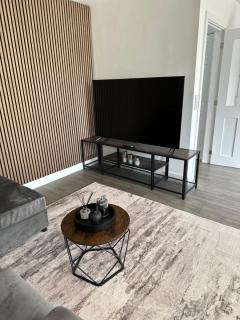 Luxury 4-Bed Home Near City - Birmingham - 3