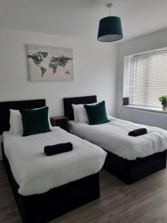Luxury 4-Bed Home Near City - Birmingham - 0