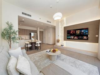 Contemporary Parkfront 2BR Dubai Hills Living - 0