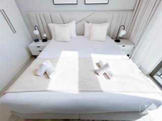 Full Luxury at Burj Crown 2B with City Views - 1