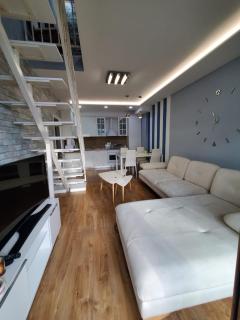 Stylish 2BR Duplex w Balcony - - 0