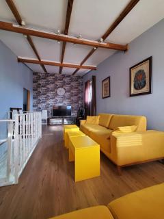 Stylish 2BR Duplex w Balcony - - 7