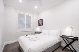 Easy Access 2BR Flat with Parking in Rose Bay - Sydney - 4