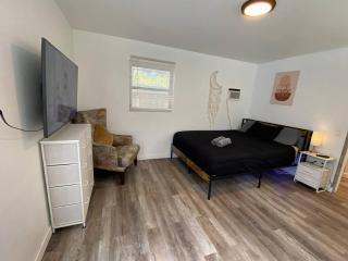 Private Studio Apartment - Hollywood - 4