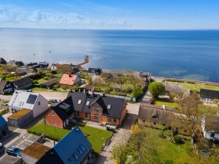 NEW Stylish Coastal Retreat, 1 Min to the Ocean - Lerberget - 0