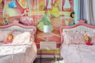 Chic 5Bed Home with Themed Rooms - 8