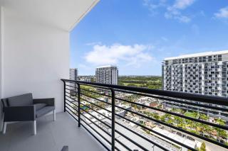 Modern Hotel with Pool & Gym in Prime Doral Location - Miami - 2