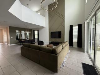 Serene Green Villa- Your Perfect Getaway Near All The Fun - 7