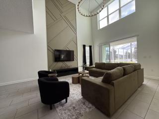 Serene Green Villa- Your Perfect Getaway Near All The Fun - 2